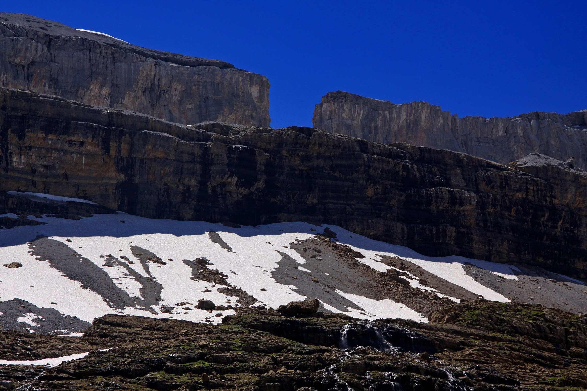 La Brèche de Roland vue depuis le vallon des Sarradets, sur l'itinéraire de montée
