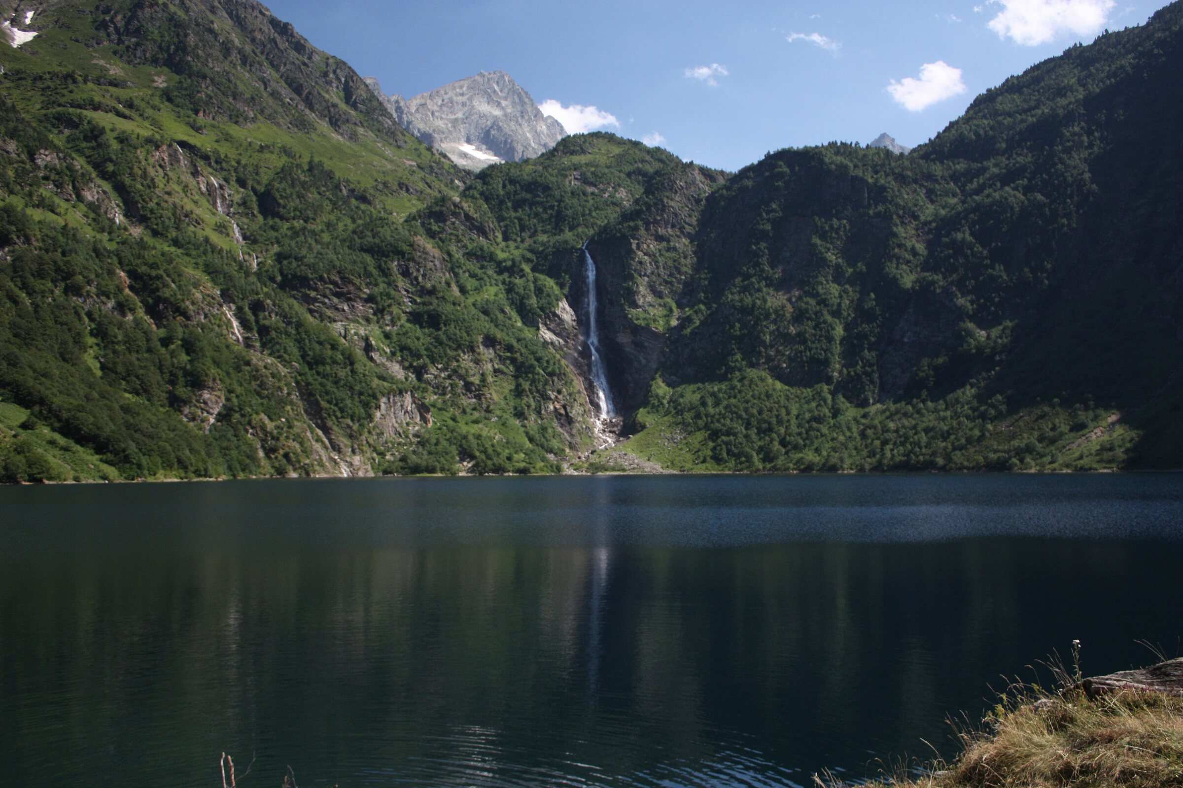 Le lac d'Oô et sa cascade, vus depuis la rive du refuge