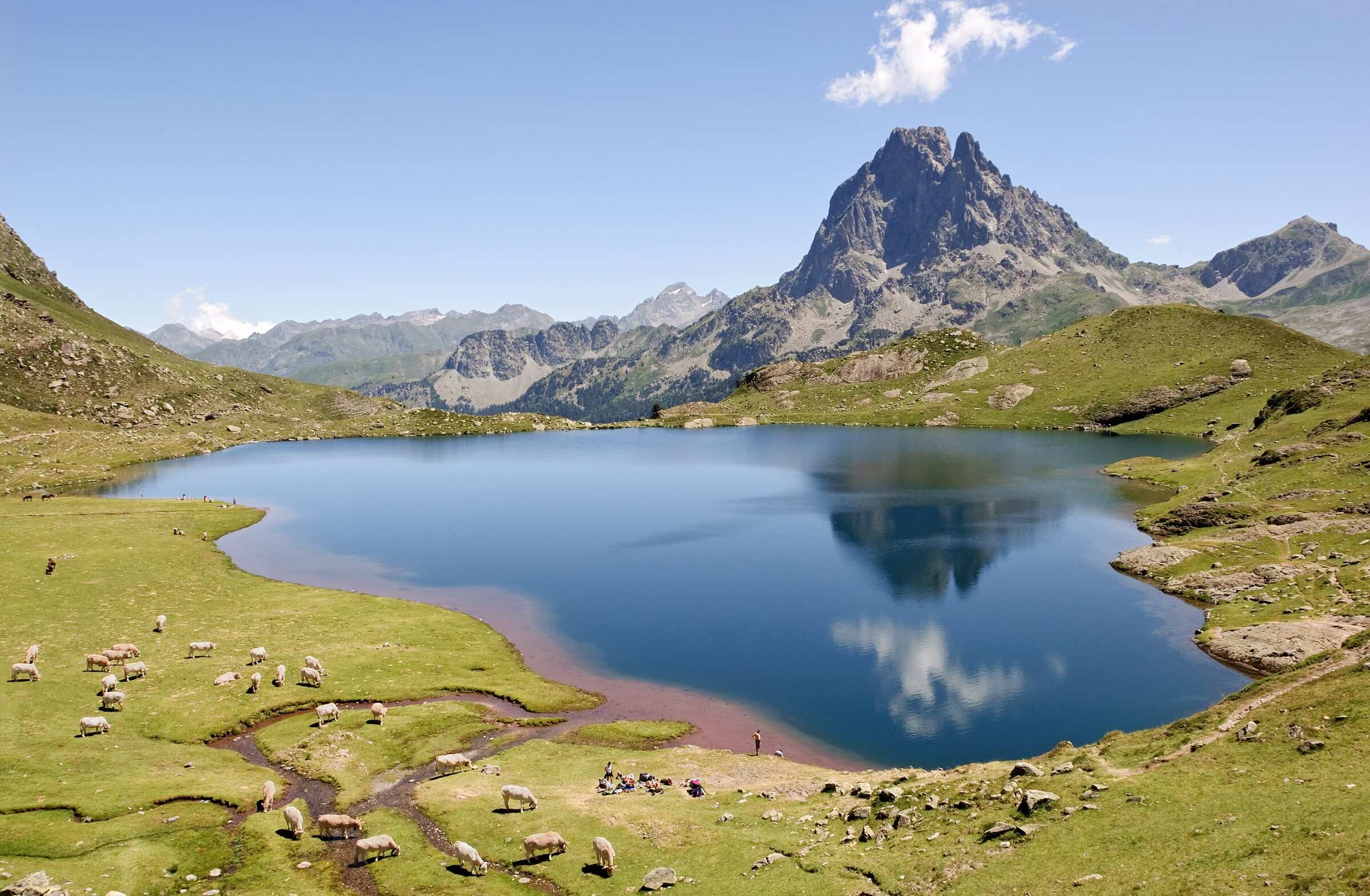 Le Pic du Midi d'Ossau se reflète dans le lac Gentau, devant le refuge d'Ayous