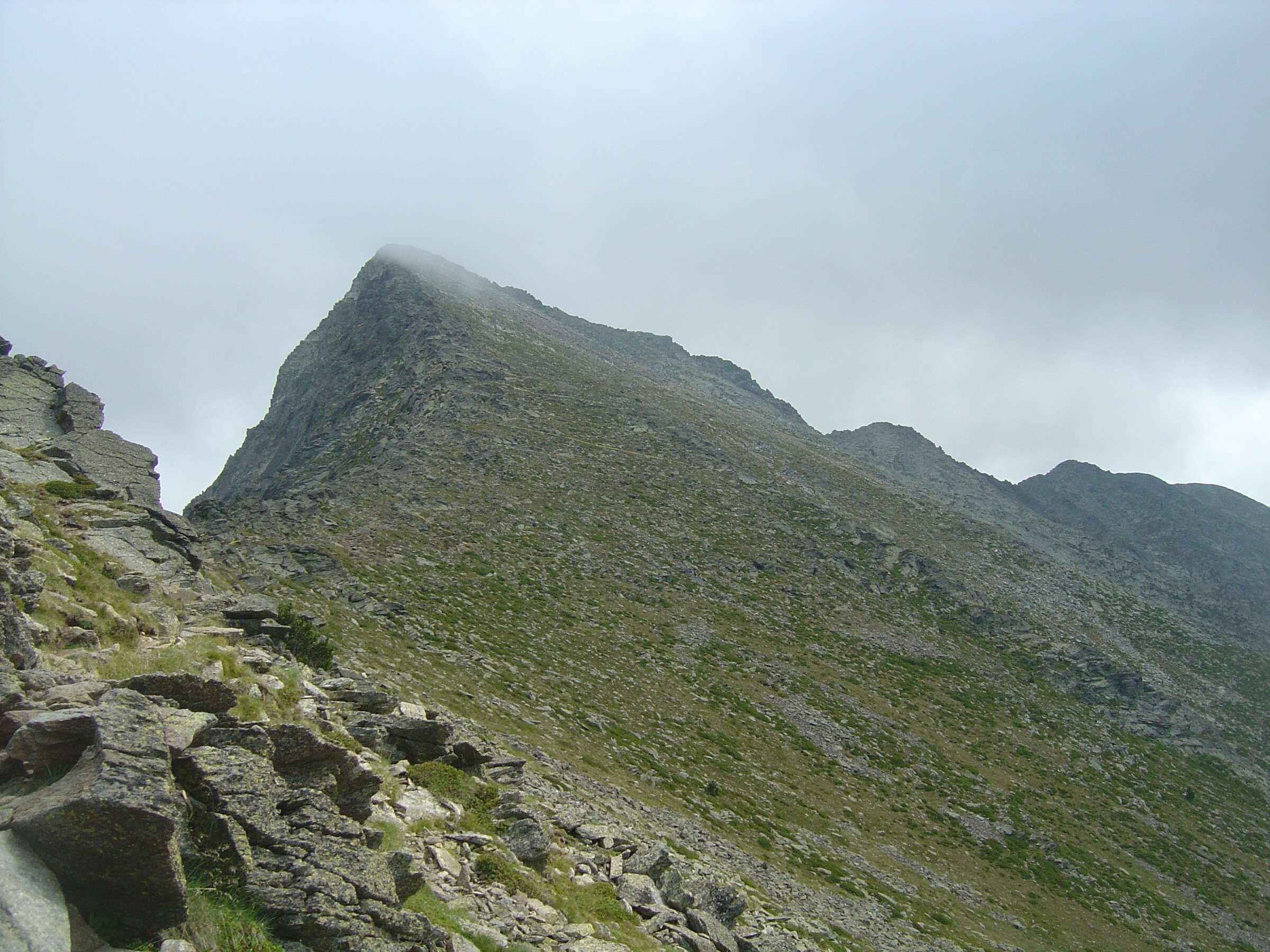 Le pic du Canigou vu depuis la Portella, sur la voie de montée par les Cortalets